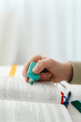 چگونه نوجوان را برای ورود به دانشگاه آماده کنیم؟ 1 آمادگی دانشگاه نوجوان عمو کتابی