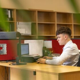 آموزش استقلال نوجوان عمو کتابی