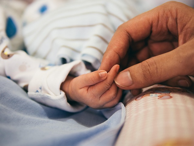 چرا نوزاد دچار خشکی پوست میشود و چکار کنیم؟ 1 خشکی پوست نوزاد عمو کتابی