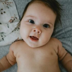 بازی نوزاد ۴ ماهه عمو کتابی