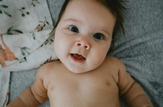 بازی نوزاد ۴ ماهه عمو کتابی