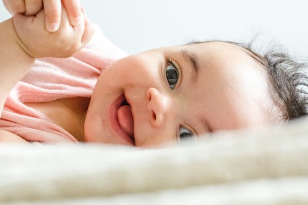 لبخند اجتماعی نوزاد چیست و از چه زمانی شروع میشود؟ 1 لبخند نوزاد عموکتابی