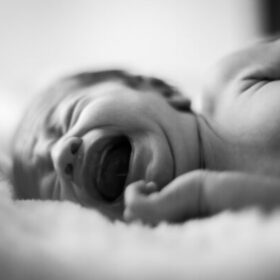 نوزاد و غریبه‌ها عموکتابی