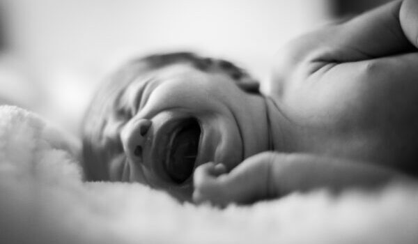 نوزاد و غریبه‌ها عموکتابی