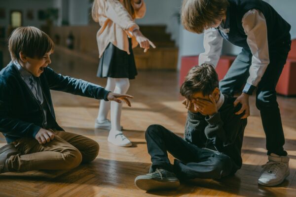 مقابله با زورگویی عمو کتابی